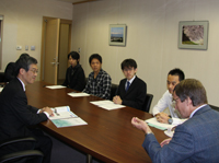 Mr. Shigeki listened to explanations about the Graduate School IT Specialists Program