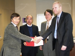 Prof. Alakorkko shaking hands with Dr. Mirenkov